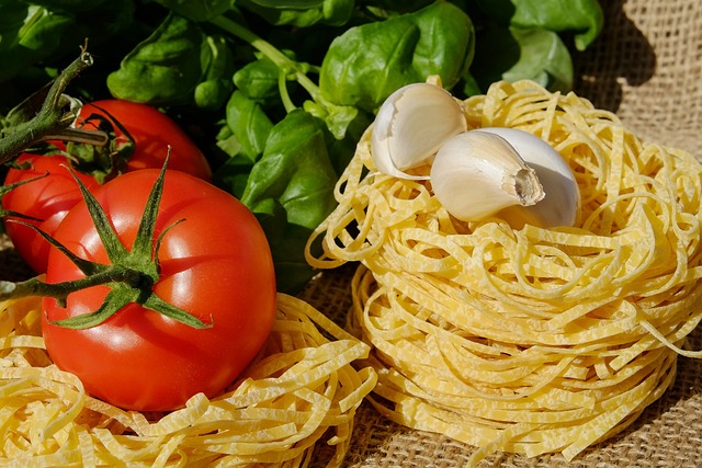 トマトとパスタ、ニンニクの写真